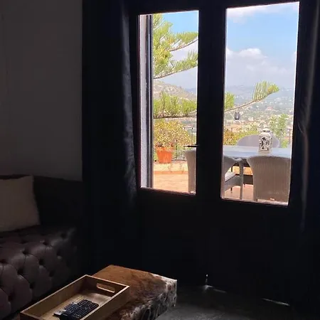 Laura Flores Apartment *